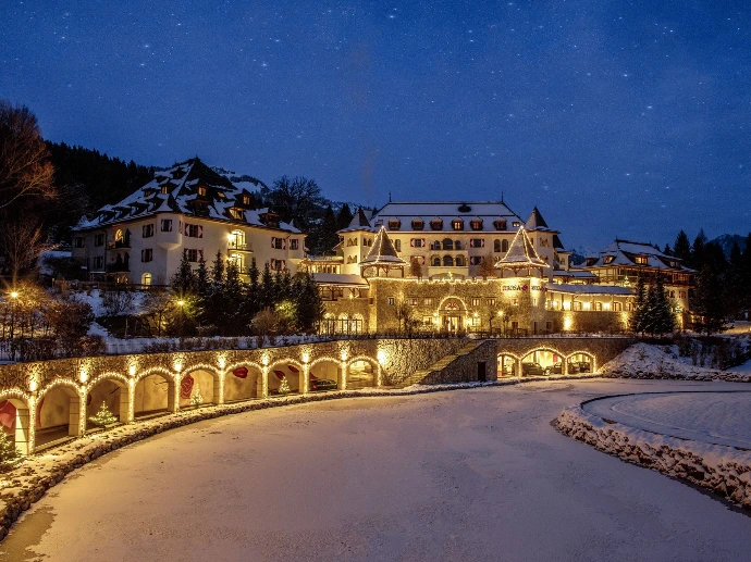 Schlosshotel aROSA in Kitzbühel weihnachtlich beleuchtet mit Magic Stringlite