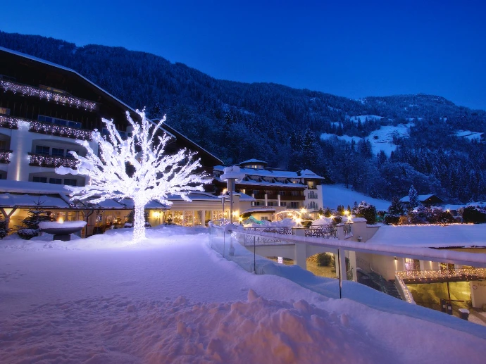 Weihnachtsbeleuchtung Hotel Stock Finkenberg Künstlicher beleuchteter Baum vor dem Hotel Stock in Finkenberg