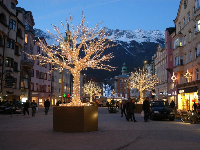 Weihnachtsbeleuchtung Maria Theresien Straße in Innsbruck mit künstlichen beleuchteten Bäumen
