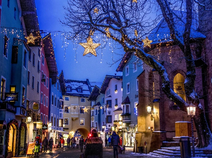 Beleuchteter Straßenzug in Kitzbühel in Tirol