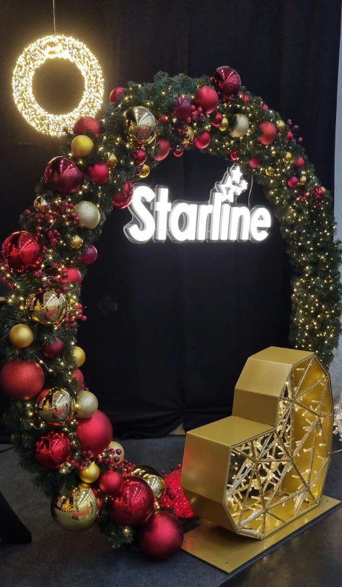 Fotopoint als Kreis aus einer künstlichen Girlande und Christbaumkugeln