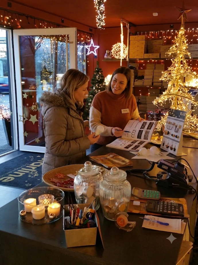 Beratungssituation im Fachgeschäft für Weihnachtsbeleuchtung in Innsbruck - Starline Lichtdekorationen