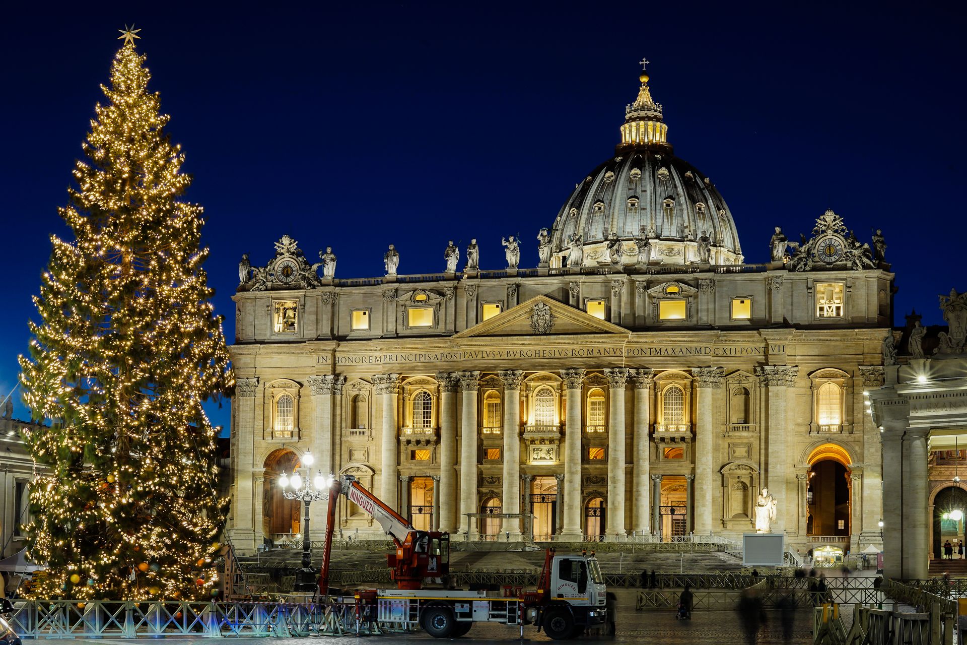 Weihnachtsbaum vor dem Petersdom