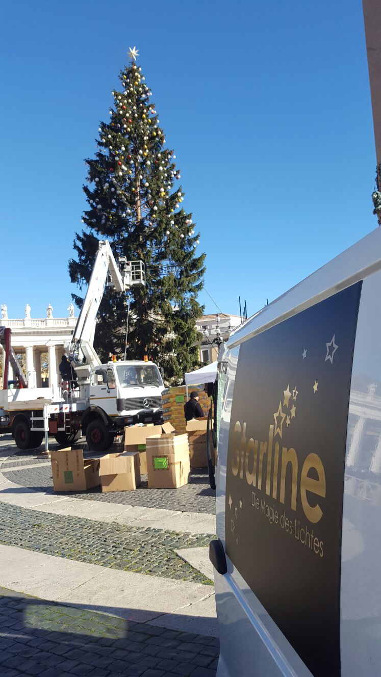 Weihnachtsbaum wird geschmückt